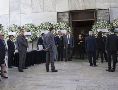 Κοσμοσυρροή στην Μητρόπολη Αθηνών για το τελευταίο «αντίο» στον Παύλο Γιαννακόπουλο (βιντεο)